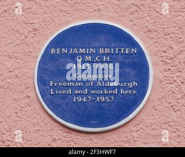 Plaque bleue indiquant le lieu de résidence et de travail du compositeur Benjamin Britten, Aldeburgh, Suffolk, Angleterre | AUCUN | Banque D'Images