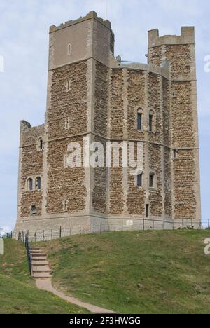 Le donjon polygonal unique du château d'Orford, construit par Henry II au XIIe siècle, Orford, Suffolk, Angleterre | architecte : Henry II | Banque D'Images