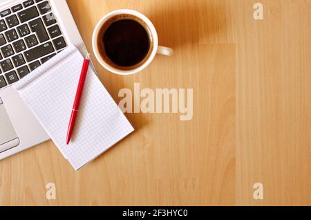 Ordinateur portable avec tasse à café, ordinateur portable et stylo sur fond de bois, concept pour le bureau à domicile. Concept d'entreprise. Travailler à domicile. Bureau. Banque D'Images