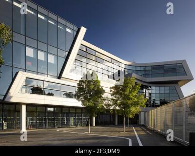 Extérieur de jour de l'Evelyn Grace Academy, une école par Zaha Hadid | architecte: Zaha Hadid | Banque D'Images