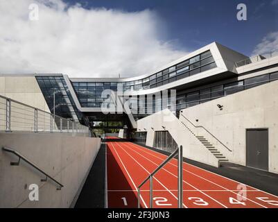 Extérieur de l'Evelyn Grace Academy, une école de Zaha Hadid | architecte : Zaha Hadid | Banque D'Images