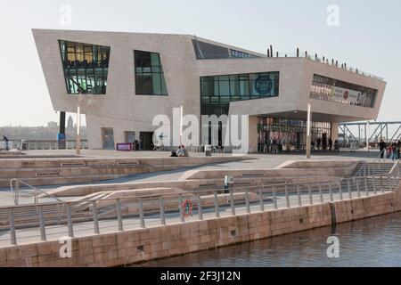 Le nouveau terminal des ferries et une nouvelle succursale du musée Beatles Story au Canal Link, Pier Head à Liverpool, Merseyside, Angleterre, Royaume-Uni | Banque D'Images