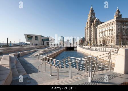 Le Liver Building et le nouveau Ferry terminal Building, une nouvelle branche du Beatles Story Museum au Canal Link, Pier Head à Liverpool, Merseyside Banque D'Images