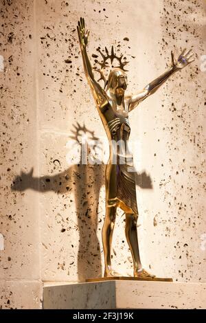 Statue en bronze du Christ ressuscité par Arthur Dooley, chapelle du Saint-Sacrement, cathédrale métropolitaine de Liverpool. | architecte : Frederick Gibberd Banque D'Images