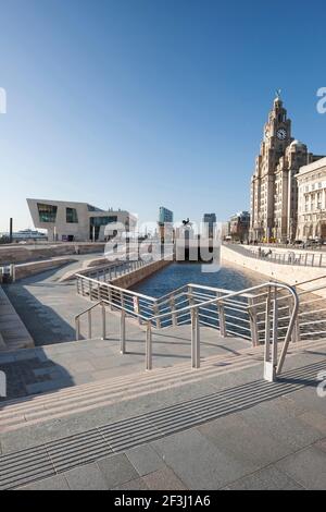 Le Liver Building et le nouveau Ferry terminal Building, une nouvelle branche du Beatles Story Museum au Canal Link, Pier Head à Liverpool, Merseyside Banque D'Images