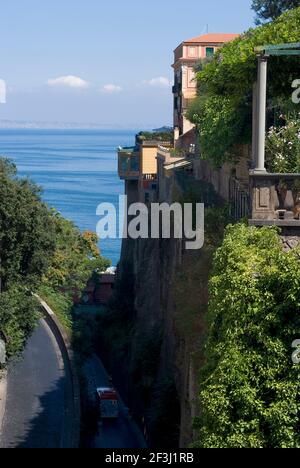 Vue sur une des vallées en direction de la Marina Grande (grand port), Mer méditerranée, Sorrento, Campanie, Italie, Europe | AUCUN | Banque D'Images