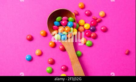 ensemble de friandises multicolores avec une cuillère en bois Banque D'Images