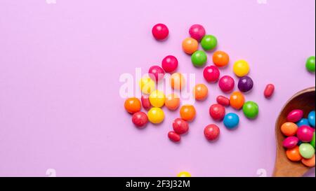 ensemble de friandises multicolores avec une cuillère en bois Banque D'Images