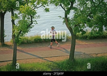 Les pistes de jogging de Margit Island sont très utilisées parmi les deux locaux et touristes Banque D'Images