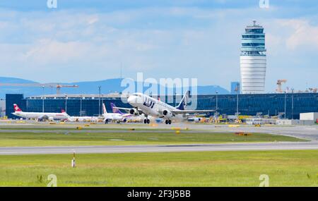 schwechat, autriche, 20 mai 2019, embraer e170std, sp-ldg exploité par le décollage à l'aéroport international de vienne Banque D'Images