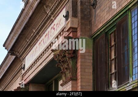 Détail du portique d'entrée et du fronton avec des capitales Corinthiennes sur un moulin en textile désutilisé à Las Vegas, Nouveau-Mexique Banque D'Images