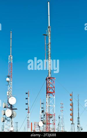 Détail des mâts de transmission TV sur Sandia Crest, Albuquerque, Nouveau-Mexique., contre un ciel bleu clair. Banque D'Images