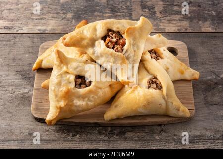 Fatayer traditionnel du Moyen-Orient sur une table en bois Banque D'Images