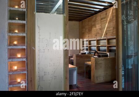 Le studio d'architecture Da Yang de Deng Kun yen, situé dans un ancien entrepôt industriel dans le quartier de Yangpu à Shanghai, sur le fleuve Huangqu. Banque D'Images