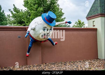Storybook Island, Rapid City, Dakota du Sud, États-Unis ; 7-2020 - exposition de Humpty Dumpty à Storybook Island, un parc à thème gratuit pour les livres pour enfants. Banque D'Images
