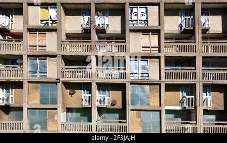 Détail d'un bloc à l'abandon dans le Park Hill Estate, Sheffield, avec des graffiti art sur barricadèrent windows. Banque D'Images