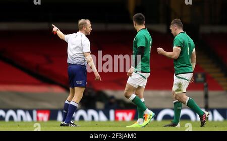 Photo du dossier datée du 07-02-2021 de Peter O'Mahony (à droite) envoyé contre le pays de Galles. Date de la photo: Dimanche 7 février 2021. Date de publication : le mercredi 17 mars 2021. Banque D'Images
