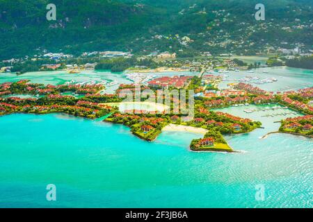 Mahé, Seychelles - 7 février 2019 : vue aérienne de l'île tropicale de Mahé, magnifiques lagunes et station de luxe Banque D'Images