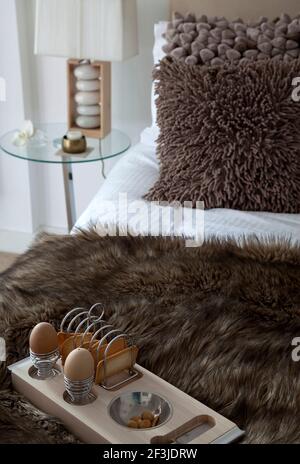 Plateau du petit déjeuner sur un lit dans des appartements modernes, Hampton Wick. Banque D'Images