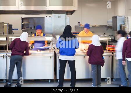 Edinburgh Primary School, 97 Queens Road, Walthamstow, Londres, E17 8QS, image intérieure de la salle de restauration de la cantine Banque D'Images