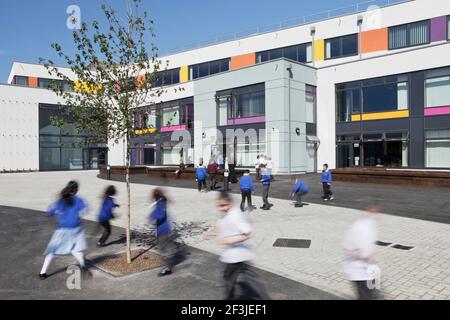 Edinburgh Primary School, 97 Queens Road, Walthamstow, Londres, E17 8QS, Image extérieure du terrain de jeu Banque D'Images