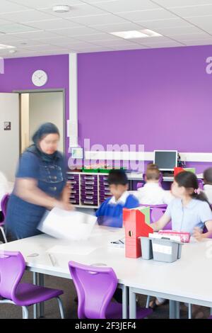 Edinburgh Primary School, 97 Queens Road, Walthamstow, Londres, E17 8QS, Image de l'intérieur de la couleur de la salle de classe Banque D'Images