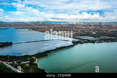 Panorama urbain de Kunming et panorama sur le lac de Dianchi pris de Xishan ou colline ouest à Kunming Yunnan Chine Banque D'Images