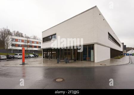 Bad Neuenahr Ahrweiler, Allemagne. 16 mars 2021. Le complexe de construction de l'Académie pour la gestion de crise, la planification d'urgence et la défense civile (AKNZ). L'AKNZ est une institution de formation et d'éducation continue appartenant à l'Office fédéral de la protection civile et de l'assistance en cas de catastrophe. Crédit : Thomas Frey/dpa/Alay Live News Banque D'Images