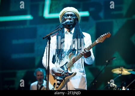 Nile Rodgers of chic se produit en direct sur scène le jour 4 de Bestal 2014, Robin Hill Country Park - Isle of Wight Banque D'Images