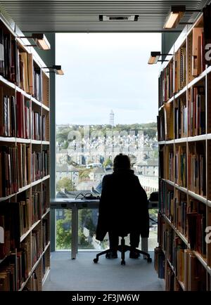 Vue arrière de la bibliothèque en personne, l'Université d'Aberdeen Banque D'Images