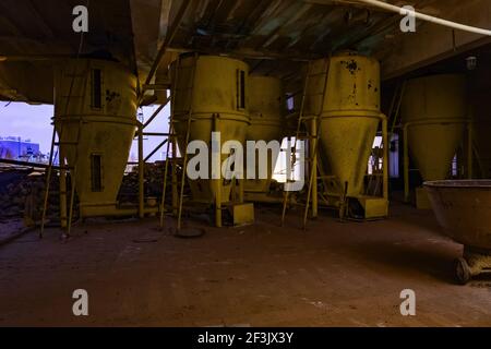 Boulangerie abandonnée. Ancien équipement rouillé dans une usine abandonnée. Banque D'Images