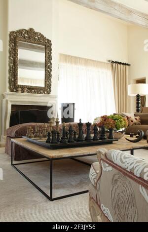 Jeu d''échecs géant sur une table basse, Belleview, Villa St Tropez. Banque D'Images