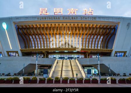 Kunming Chine , 4 octobre 2020 : Kunming Nan sud gare centrale vue de l'entrée et du bâtiment géant à Kunming Yunnan Chine Banque D'Images