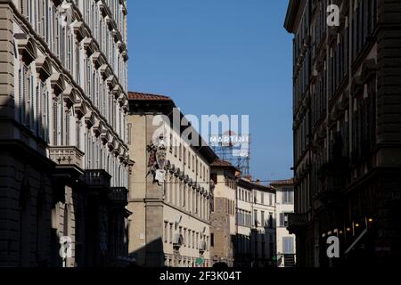 Vue nord de la Via Rona avec néon Martini signe sur un toit dans la distance, Florence Banque D'Images