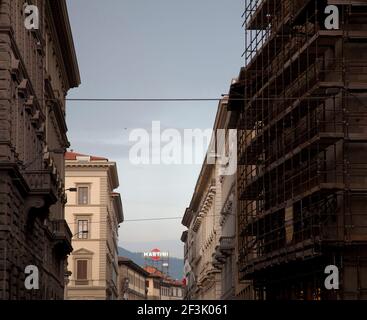 Vue nord de la Via Rona avec néon Martini signe sur un toit dans la distance, Florence Banque D'Images