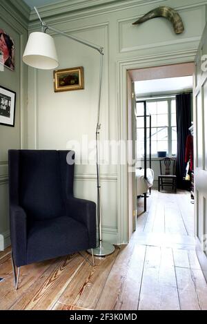 Regardant par la porte du premier étage, salon à la chambre principale. Banque D'Images