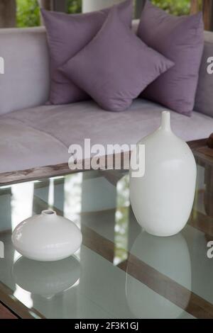 Vases en céramique blanche sur une table basse, Kayu Aga House, Indonésie Banque D'Images