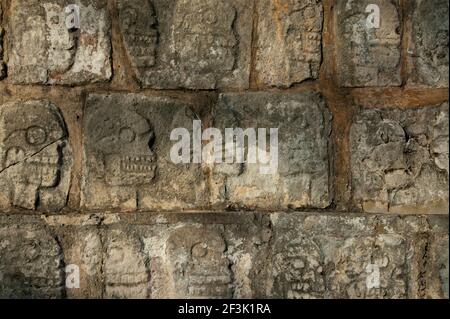 Les Tzompantli ou Skull Platform detail, Plataforma de los Craneos, Chichen Itza, Mexique Banque D'Images