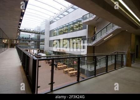 Vue sur le foyer principal depuis l'étage supérieur du Central Martin's College of Art, UAL, King's Cross, Londres, N1, Angleterre | architecte : Stanton Williams | Banque D'Images