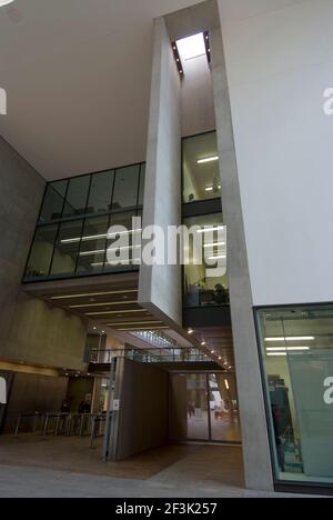 Le foyer d'entrée du Central Martin's College of Art, Université des Arts, King's Cross, Londres, N1, Angleterre | architecte : Stanton Williams | Banque D'Images