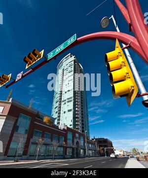 Vue sur le nouveau bâtiment résidentiel de grande hauteur, Arriva Towers, dans le secteur du parc Victoria de Calgary, avec détail des feux de circulation et des panneaux de rue dans le Banque D'Images