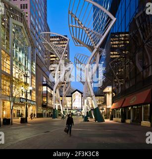 Arbre en acier sculptures sur Stephen Avenue, Calgary, en dehors des deux tours de la Bankers Hall development au lever du soleil. Banque D'Images