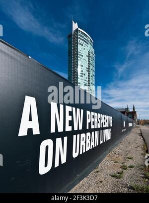 Détail de la palissade entourant le site d'un nouveau mélange Utiliser le developpet dans la région de Victoria Park, à Calgary (À côté du Calgary Stampede Park) Banque D'Images