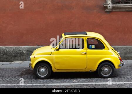 Une voiture Fiat 500 jaune classique dans Piemonte Italie Banque D'Images