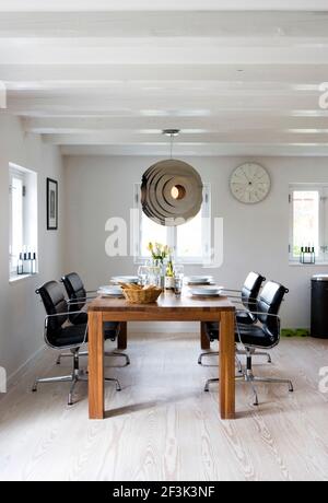 Salle à manger table et chaises dans la ferme modernisée, Kirke Vaerlose, Copenhague, Danemark. Banque D'Images