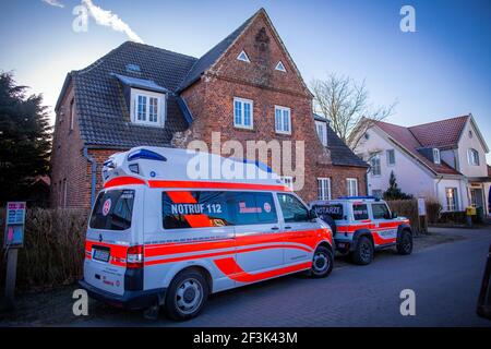 10 mars 2021, Mecklembourg-Poméranie occidentale, Hiddensee: Ambulances et le véhicule du médecin d'urgence se tiennent devant la pratique familiale du médecin de l'île Müller sur l'île de la mer Baltique de Hiddensee. Une équipe de vaccination mobile injecte plus de 120 personnes sur l'île de Hiddensee, en mer Baltique, contre le coronavirus avec le vaccin de Biontech/Pfizer. En plus des personnes ayant la plus haute priorité de vaccination - par exemple, les personnes de plus de 80 ans ou le personnel médical à haut risque - les bénéficiaires incluent également des parties du personnel scolaire et de garderie. Photo: Jens Büttner/dpa-Zentral Banque D'Images