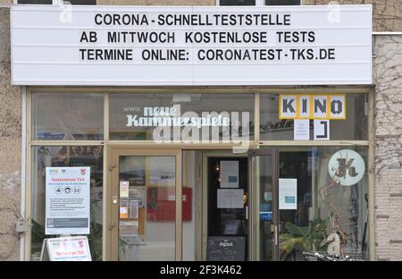 Kleinmachnow, Allemagne. 17 mars 2021. Une affiche « Corona Quick test station » est suspendue au-dessus de l'entrée du cinéma « Neue Kammerspiele ». Sous la devise « Imply Do IT! Région TKS tests!', les municipalités de Teltow, Kleinmachnow et Stahnsdorf (district de Potsdam-Mittelmark) ont mis en place sept centres d'essais. Les résidents peuvent prendre rendez-vous pour un test gratuit de Corona via un portail Internet et recevoir le résultat par e-mail. Credit: Soeren Stache/dpa-Zentralbild/ZB/dpa/Alay Live News Banque D'Images