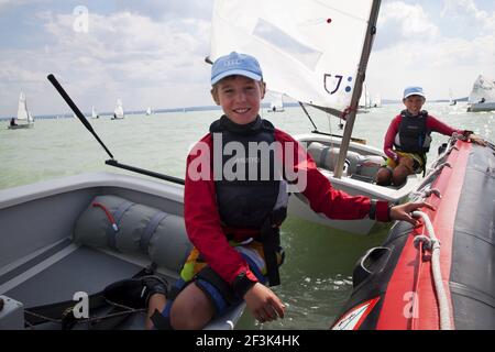 Voile - Diabetes marins - Abel Laszlofy est un 11 marin optimiste hongrois âgé d'années souffrant de diabète de type 1 pour Deux ans - Levente Laszlofy (HUN 1284) Jumeau d'Abel et Abel Laszlofy (HUN 1285) - juillet / août 2013 - Hongrie - photo Gabor Turcsi / DPPI - texte sur demande Banque D'Images