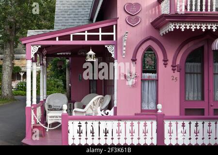 Le Pink House Carpenter Gothic (Gingerbread) cottage dans le terrain de camping Oak Bluffs Martha's Vineyard Massachusetts Nouvelle-Angleterre États-Unis (construit en 1864) Banque D'Images