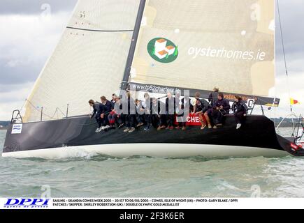 VOILE - SEMAINE SKANDIA COWES 2005 - 30/07 AU 06/08/2005 - COWES, ÎLE DE WIGHT (ROYAUME-UNI) - PHOTO : GARY BLAKE / PATCHS DPPI / SKIPPER : SHIRLEY ROBERTSON (ROYAUME-UNI) / DOUBLE MÉDAILLÉ D'OR OLYMPIQUE Banque D'Images